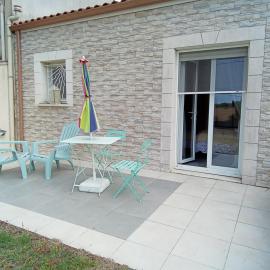 Chambre d'hôtes au milieu des vignes, hotel u gradu 'Saint-Dizant-du-Gua'