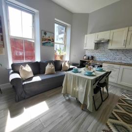 Top Location - Newly Refurbed 2BD Sleeps 6 W Loft