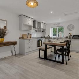 Tor Cottage -No Commercial Sign written Vehicles, Private Hot Tub , 2 Dogs Max,Fishing Nearby & Communal Swimming Pool ,Pool open May to September