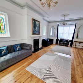 Gravesend Grand House - 5BR -Garden -Parking -Sleeps 10, hotel in Gravesend