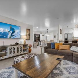 2BDR Condo Stunning Location in Town, hotel sa Park City