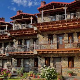Hotel Παραδοσιακό, hotel Káto Lutrákiban
