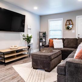Tucked Away Bungalow Near Airport!, hotel in Atlanta