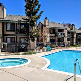 Lakeside Retreat Condo - Walk to Lake, Fireplace, Deck, Swimming Pool, hotel a Big Bear Lake