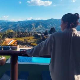 VIVE PARADISE - UNICA HOSTERIA TERMAL Only Adult a solo 15 minutos de la ciudad, hotelli Medellínissä