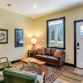 2 Mi to Dtwn Palmer: Custom Valley Home w/ Garage: Palmer şehrinde bir otel