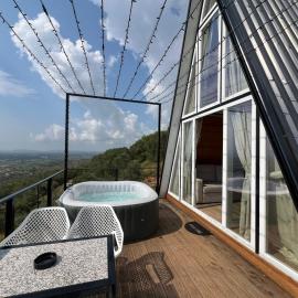 Doel House Zues - Hot Tub Villa & Scenic View، فندق في شكودر