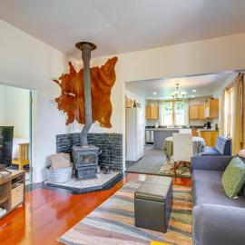 < 1 Mi to Coquille River: Cottage w/ Private Yard!, hotel v destinaci Bandon