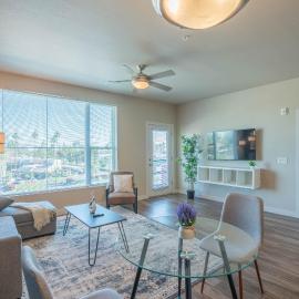 Spacious 1BD - Balcony, Pool, Gym, W-D - Sleeps 4, hotel v destinaci Tempe