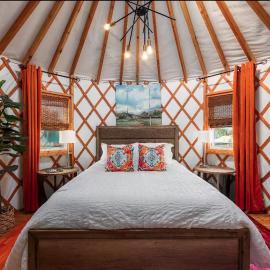 Rustic Luxe Yurt- Unit #1, hotel in Woodway