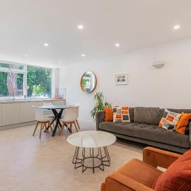 2 BR flat with parking by Eltham palace and 3 min walk to Mottingham station, hotel Elthamben