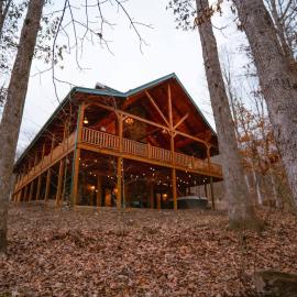 Sleeps 16! Luxury Cabin with Game Room & Hot Tub, hótel í Nelsonville