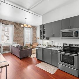Downtown Loft- Steps away from Plant Riverside!, hotel in Savannah