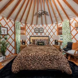 Jungle Haven Yurt- Unit #2, hotel in Woodway