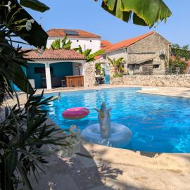 4 Bedroom Villa & Pool 9-10 personnes, hotel a Colayrac-Saint-Cirq