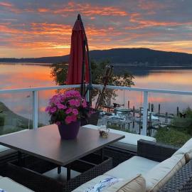 Beachbreeze Oceanfront 4BR1Den4BA Romantic Sunrise & Celestial Views، فندق في Mill Bay