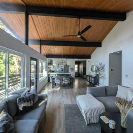 Fam & Pet Friendly Chalet w AC & BBQ - Top Rated, hotel v destinácii Crestline