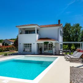 Villa Fiora, a beautiful and modern villa with a pool