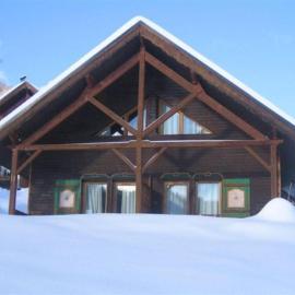 Duplex cosy jusqu'à 6 personnes- chalet des Pléiades - départ skis aux pieds en bordure de piste sans portage - au milieu des fleurs en été - l'autre duplex du chalet est également à nous, viešbutis mieste Risoulas