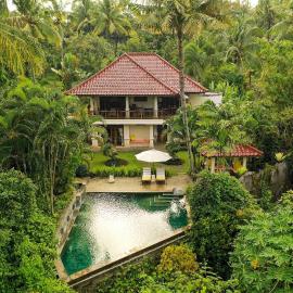 Villa Tunjung- 3BR, infinity pool, staff, hotel em Mayong