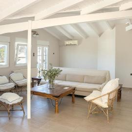 Comfortable Villa - 2min from the Beach, hotel in Porto Rafti