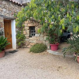 Caseddu di Chjarastella, hotel in Figari