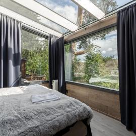 Koskisviitti 2 - Private High Quality Suite with Lake Views, hotel v destinaci Laukaa
