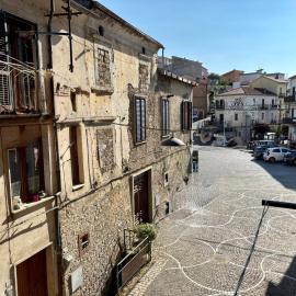 Casa Valente, Affaccio sulla Piazza Carpinone โรงแรมในCarpinone