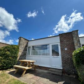 76 Brambles Chine, 2 bedroom bungalow in beautiful holiday village, 1 night stays and Ferry travel offer available, hotel in Freshwater