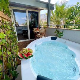 Authentic apartments with jacuzzi and Two-level central Haifa, hotell i Haifa