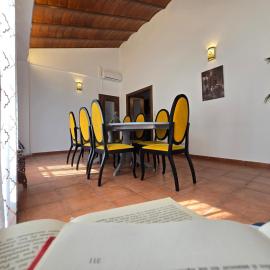 Nasrid House - Casa amplia para 12 junto a San Nicolás, patio y aire acondicionado: Granada şehrinde bir otel