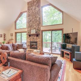 Great Cacapon Mtn Cabin w/ Private Hot Tub + Views, hotel a Great Cacapon