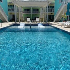 The Tropical Breeze Cottage, hotel a Sand Bluff