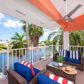 Britannia 7 Mile Beach Condo, hotel em Upper Land