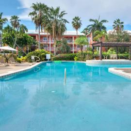 Britannia 634 - Canal Front 3BR Condo on 7 Mile Beach, hotelli kohteessa Upper Land