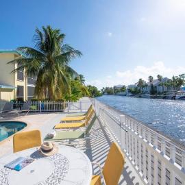 Snug Harbour View #5 - 1BR Canal Front Condo by Seven Mile Beach