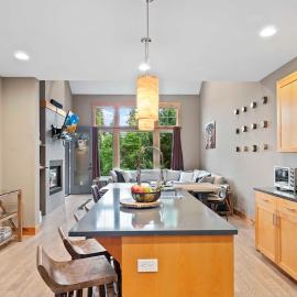 Stylish Suncadia Home Hot Tub Walkable EV Charger