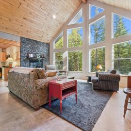 Tobermory PRIVATE Wooded Retreat All-Season, Hotel in Tobermory