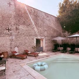 Le Patio Bleu, Hotel in Saint-Romain
