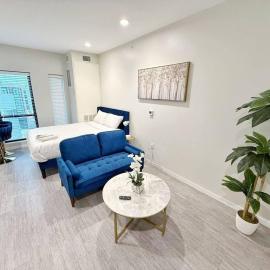 Azure Oasis Studio, hotel in Des Moines