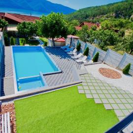 Casa Iulian, hotel a Sviniţa