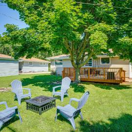 Sheboygan में, होटल Large Backyard, Walk to Hospital: Sheboygan Abode!