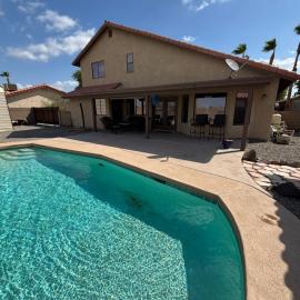 Sparkling Foothills Home 3 bed and loft 2 bath pool home - 14 day minimum, hotelli kohteessa Yuma
