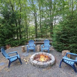 Emerald Escape Lake, Theater, Game Room & More!
