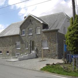Group house with 3 apartment for family, hôtel à Amblève