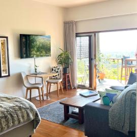 Callemondah Studio with stunning views, in Bangalow and Byron Hinterland、バンガローのホテル