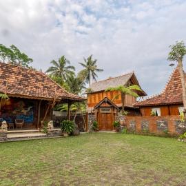Villa Kaluna - 3 Bedroom Javanese Villa in Kaliurang, Hotel in Bedoyo