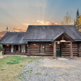 Trois Rives에 위치한 호텔 Rustic Log Chalet in Nature - Chalet Le Melisse