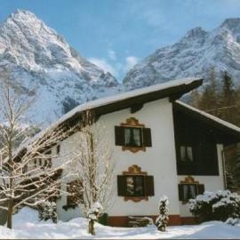 Gästehaus Sylvia โรงแรมในบีเบอร์เวียร์