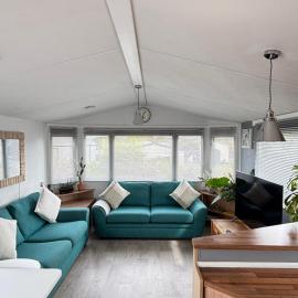 Stylish Family Friendly 3-Bed Caravan Escape at Seven Bays Park, hotel in Saint Merryn